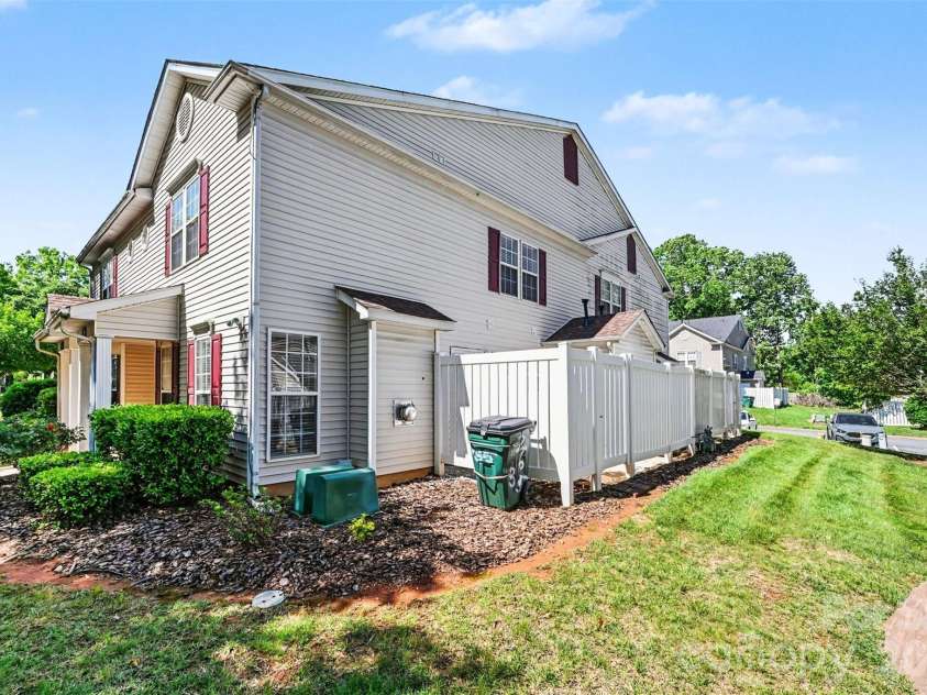 2635 Meadow Knoll Drive, Charlotte, NC 28269.  MLS# CAR4380995, YatesRealty ID 25176. 