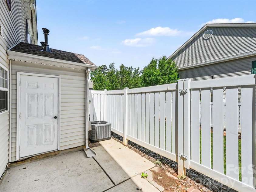 2635 Meadow Knoll Drive, Charlotte, NC 28269.  MLS# CAR4380995, YatesRealty ID 25176. 