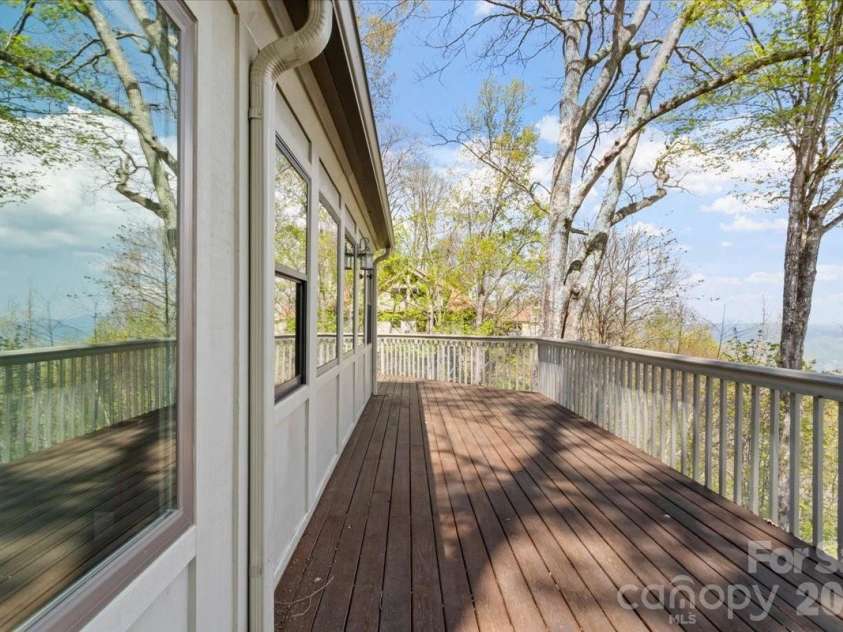 49 Slickrock Ridge Way, Burnsville, NC 28714.  MLS# CAR4367218, YatesRealty ID 25177. Great for entertaining