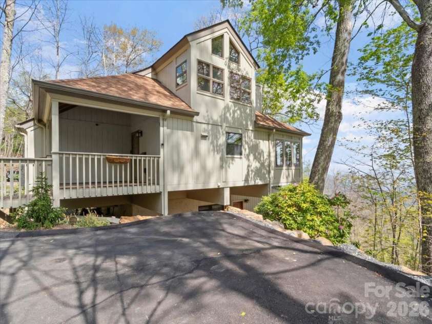 49 Slickrock Ridge Way, Burnsville, NC 28714.  MLS# CAR4367218, YatesRealty ID 25177. Large parking for two with main level access