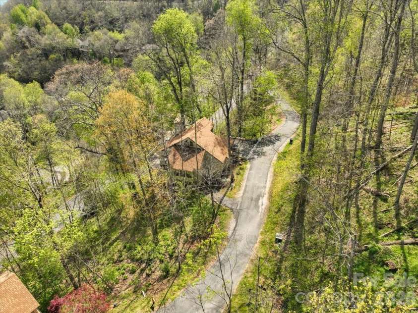 49 Slickrock Ridge Way, Burnsville, NC 28714.  MLS# CAR4367218, YatesRealty ID 25177. Shared driveway