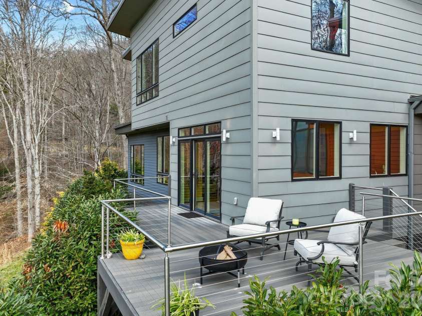 404 Amanda Drive, Mars Hill, NC 28754.  MLS# CAR4374158, YatesRealty ID 25181. 
