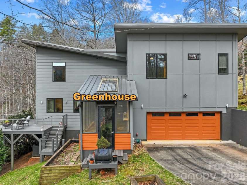 404 Amanda Drive, Mars Hill, NC 28754.  MLS# CAR4374158, YatesRealty ID 25181. 
