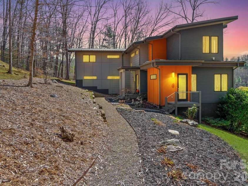 404 Amanda Drive, Mars Hill, NC 28754.  MLS# CAR4374158, YatesRealty ID 25181. 