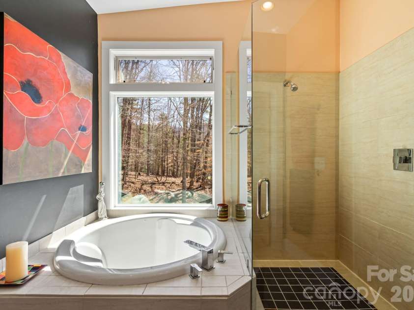 404 Amanda Drive, Mars Hill, NC 28754.  MLS# CAR4374158, YatesRealty ID 25181. Deep Soaker Tub & Shower