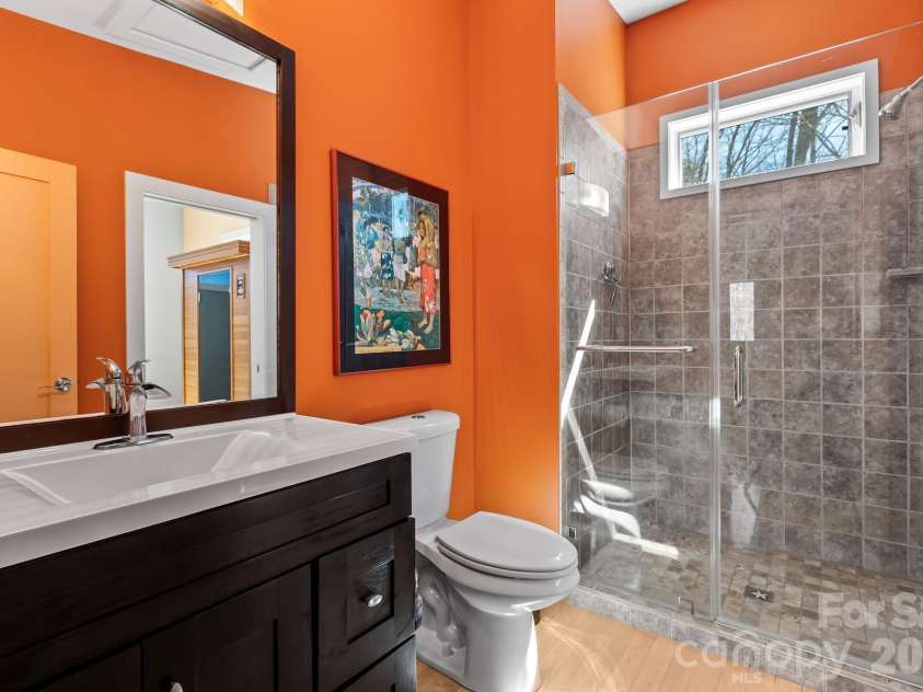 404 Amanda Drive, Mars Hill, NC 28754.  MLS# CAR4374158, YatesRealty ID 25181. Jack n Jill Bathroom between Bedrooms 3 & 4