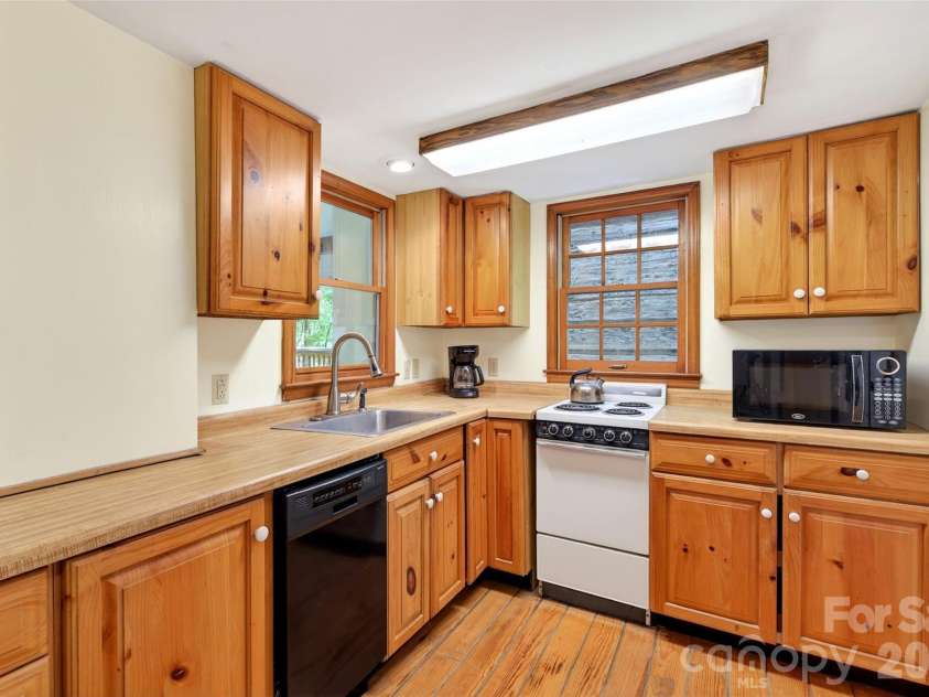 102 Frist Road, Montreat, NC 28757.  MLS# CAR4358840, YatesRealty ID 25183. 
