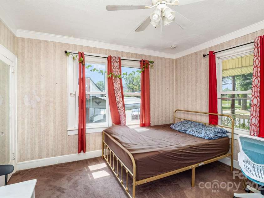 404 1st Street, Cherryville, NC 28021.  MLS# CAR4235122, YatesRealty ID 25184. 