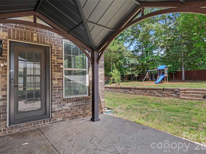 4624 Pebble Run Drive, Matthews, NC 28105.  MLS# CAR4383386, YatesRealty ID 25185. Back Patoi