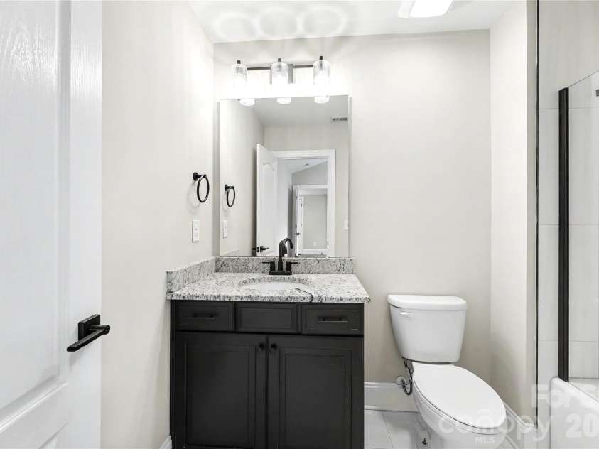 4624 Pebble Run Drive, Matthews, NC 28105.  MLS# CAR4383386, YatesRealty ID 25185. En Suite Bathroom