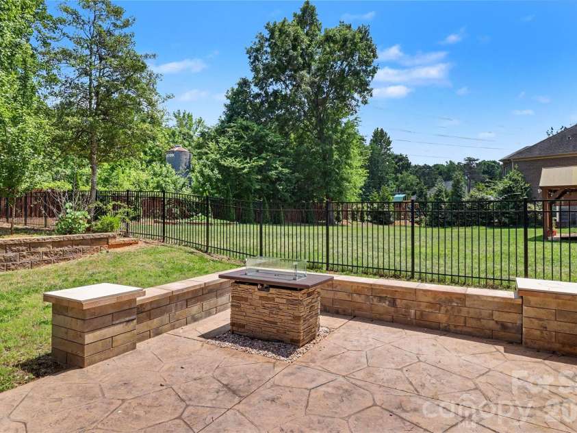 4624 Pebble Run Drive, Matthews, NC 28105.  MLS# CAR4383386, YatesRealty ID 25185. Fire Pit