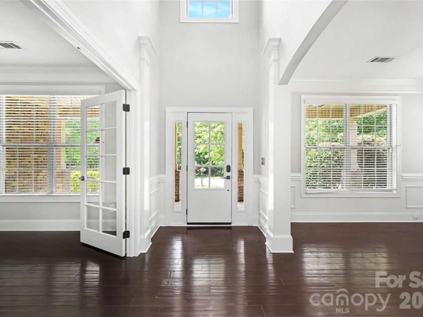 4624 Pebble Run Drive, Matthews, NC 28105.  MLS# CAR4383386, YatesRealty ID 25185. Foyer