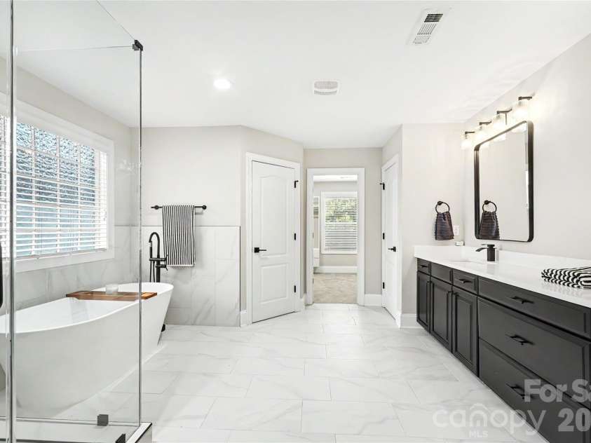 4624 Pebble Run Drive, Matthews, NC 28105.  MLS# CAR4383386, YatesRealty ID 25185. Primary Bathroom