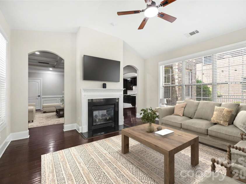 4624 Pebble Run Drive, Matthews, NC 28105.  MLS# CAR4383386, YatesRealty ID 25185. Sunroom
