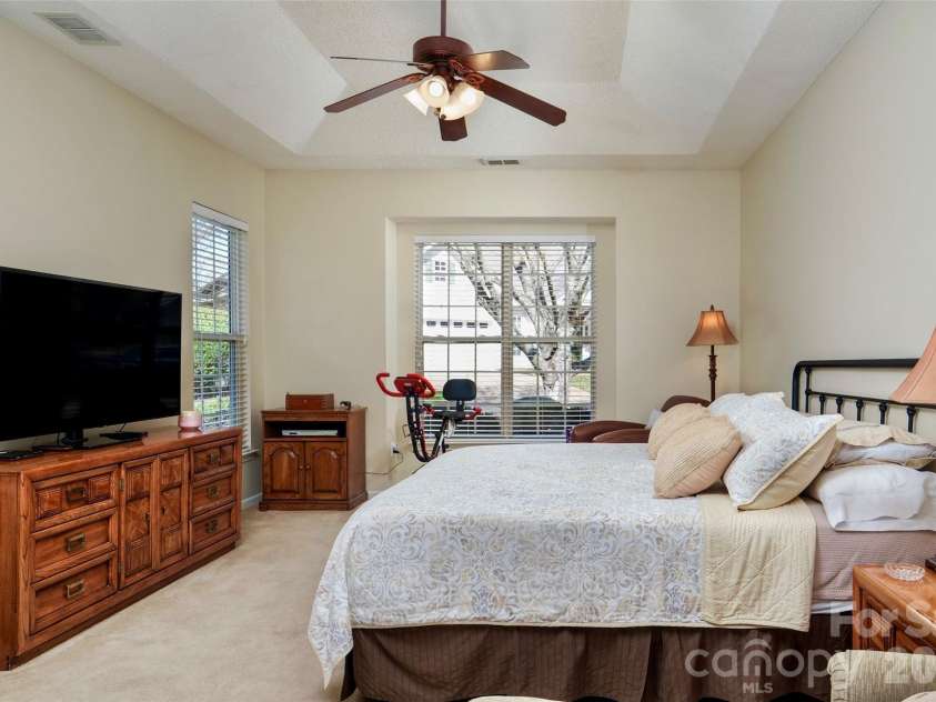 6214 Half Dome Drive, Charlotte, NC 28269.  MLS# CAR4356471, YatesRealty ID 25188. 