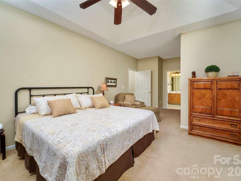 6214 Half Dome Drive, Charlotte, NC 28269.  MLS# CAR4356471, YatesRealty ID 25188. 