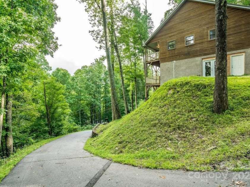 70 Double Back Lane, Mars Hill, NC 28754.  MLS# CAR4304443, YatesRealty ID 2519. Paved Driveway