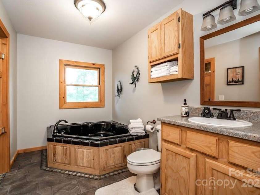 70 Double Back Lane, Mars Hill, NC 28754.  MLS# CAR4304443, YatesRealty ID 2519. Primary Bathroom/Jacuzzi Tub