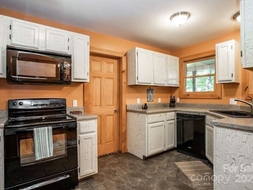 70 Double Back Lane, Mars Hill, NC 28754.  MLS# CAR4304443, YatesRealty ID 2519. Well Laid Out Kitchen
