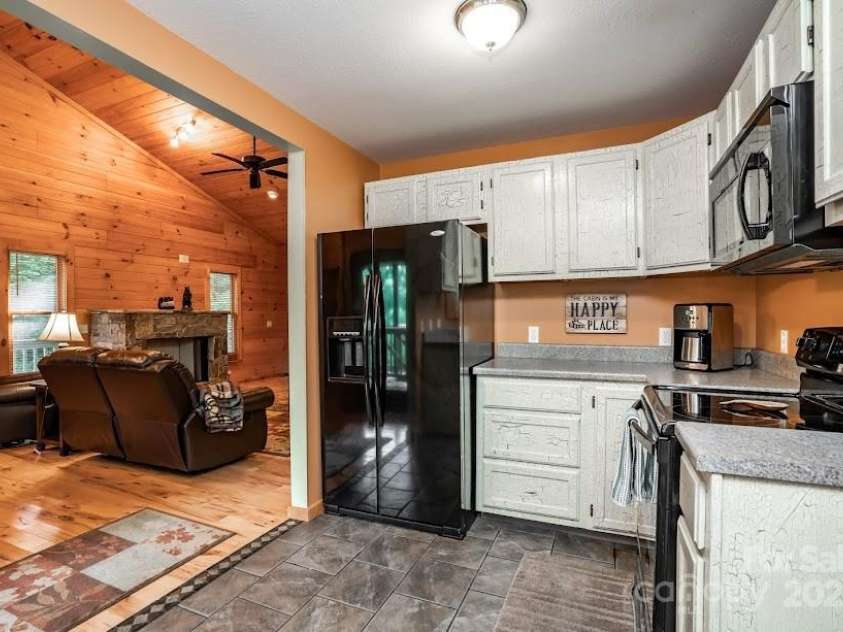 70 Double Back Lane, Mars Hill, NC 28754.  MLS# CAR4304443, YatesRealty ID 2519. Well Laid Out Kitchen