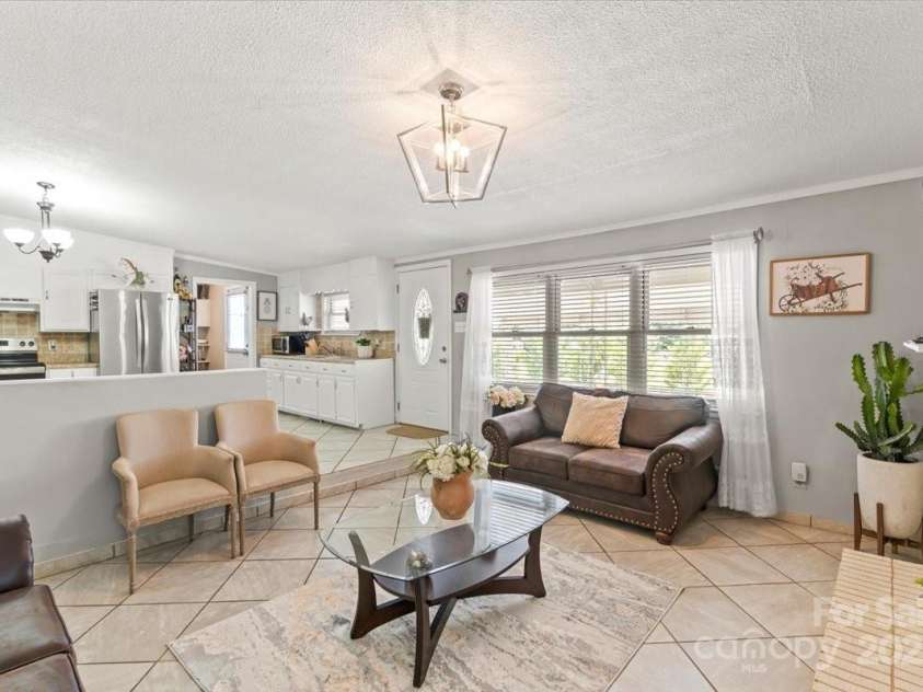 1627 33rd Avenue, Hickory, NC 28601.  MLS# CAR4270695, YatesRealty ID 25191. 