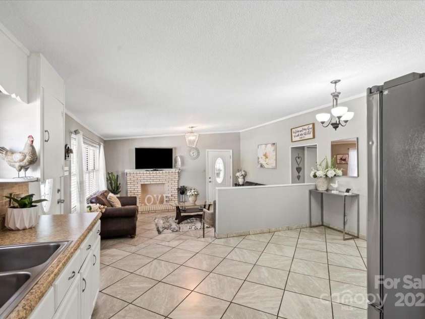 1627 33rd Avenue, Hickory, NC 28601.  MLS# CAR4270695, YatesRealty ID 25191. 