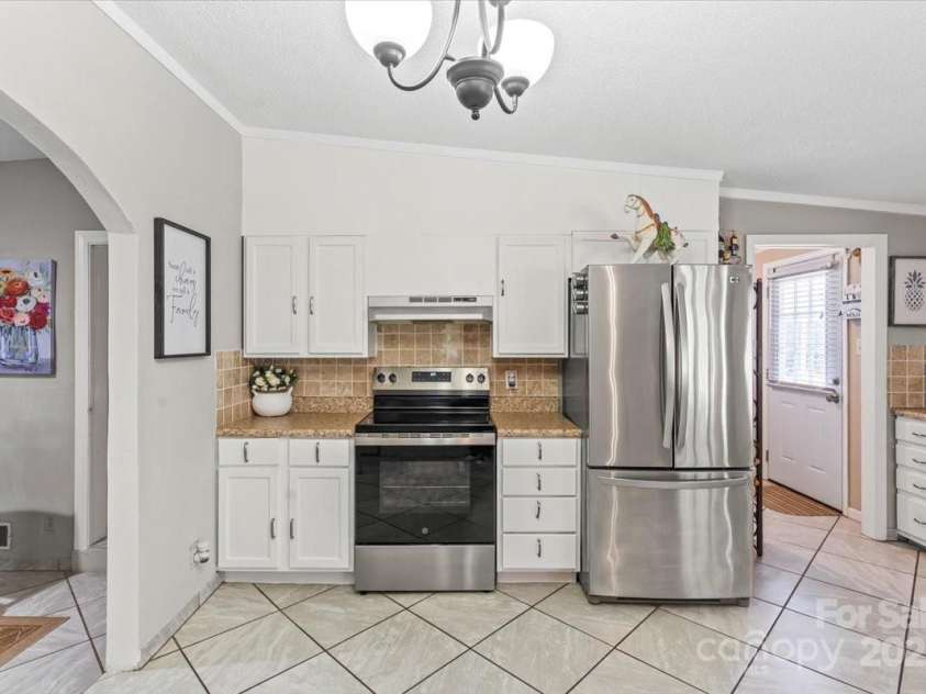 1627 33rd Avenue, Hickory, NC 28601.  MLS# CAR4270695, YatesRealty ID 25191. 