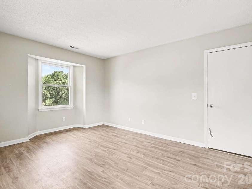 6165 Meadow Rose Lane, Charlotte, NC 28215.  MLS# CAR4406012, YatesRealty ID 25191. 