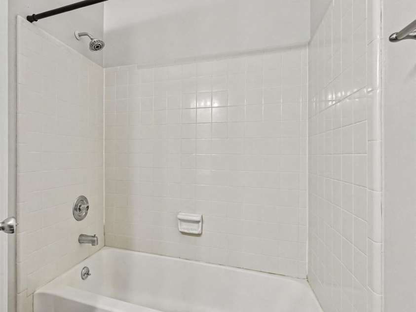 6165 Meadow Rose Lane, Charlotte, NC 28215.  MLS# CAR4406012, YatesRealty ID 25191. A large, tile surrounded tub/shower combination