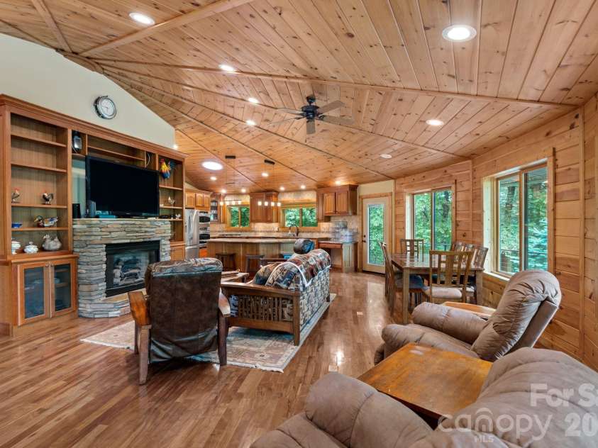 140 Slim Ridge, Maggie Valley, NC 28751.  MLS# CAR4381196, YatesRealty ID 25193. 