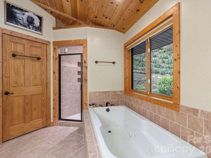 140 Slim Ridge, Maggie Valley, NC 28751.  MLS# CAR4381196, YatesRealty ID 25193. 