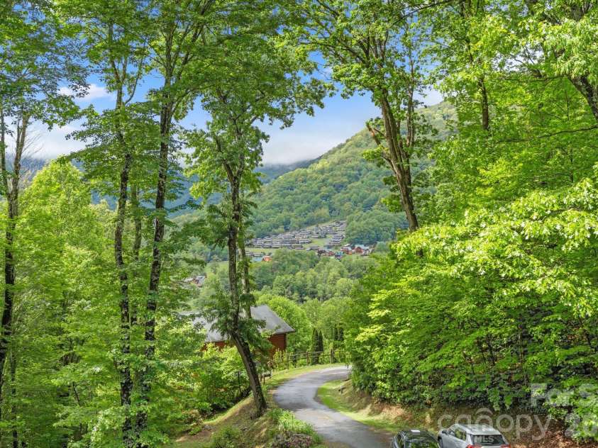 140 Slim Ridge, Maggie Valley, NC 28751.  MLS# CAR4381196, YatesRealty ID 25193. 