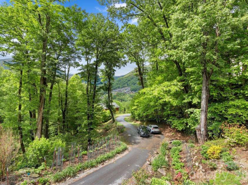 140 Slim Ridge, Maggie Valley, NC 28751.  MLS# CAR4381196, YatesRealty ID 25193. 