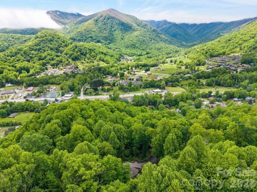 140 Slim Ridge, Maggie Valley, NC 28751.  MLS# CAR4381196, YatesRealty ID 25193. 