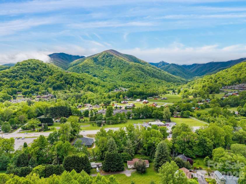 140 Slim Ridge, Maggie Valley, NC 28751.  MLS# CAR4381196, YatesRealty ID 25193. 
