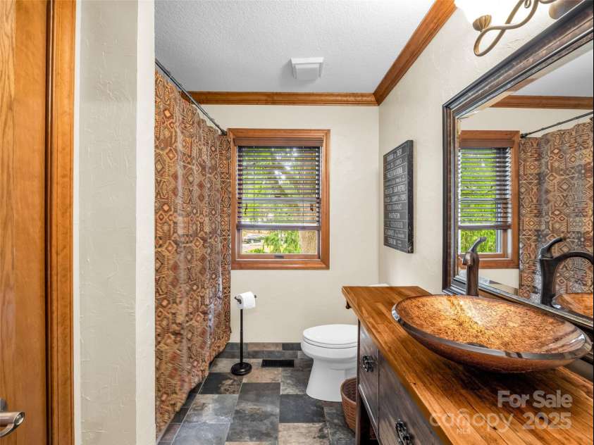 11 Bannerwood Drive, Horse Shoe, NC 28742.  MLS# CAR4257161, YatesRealty ID 25194. Additional Bathroom