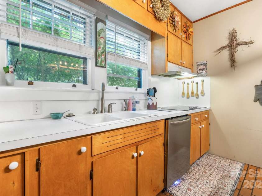 313 Main Street, Morganton, NC 28655.  MLS# CAR4275502, YatesRealty ID 25195. 