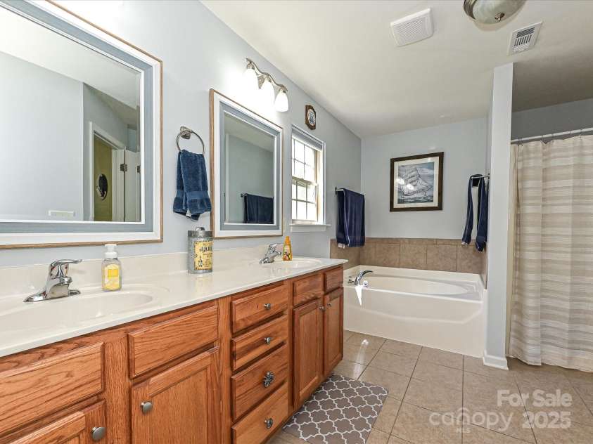 3914 Cassidy Drive, Waxhaw, NC 28173.  MLS# CAR4244929, YatesRealty ID 25196. Primary Bathroom