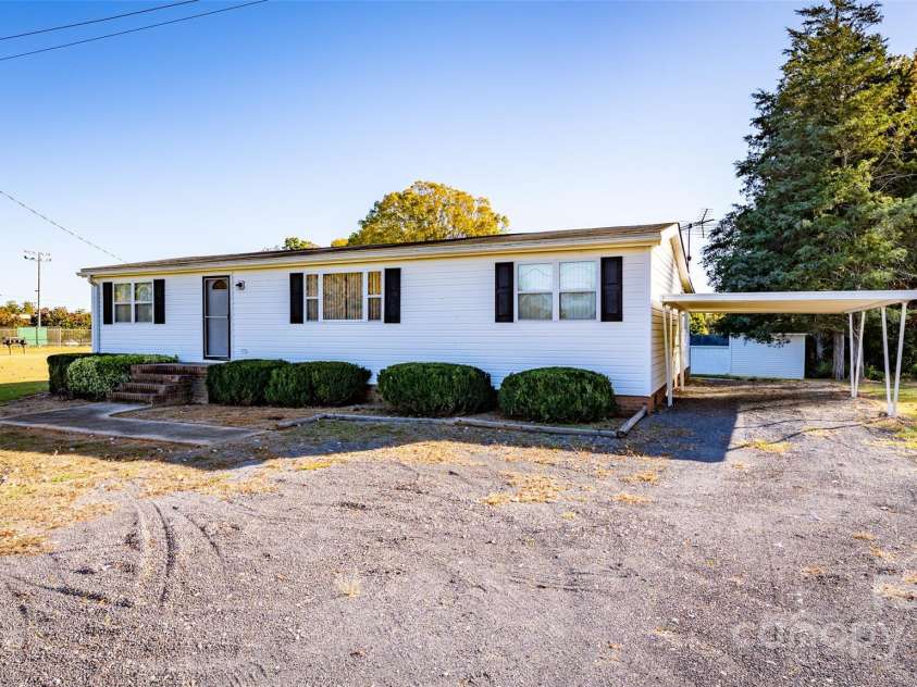 110 Jenkins Farm Lane, Mooresville, NC 28115.  MLS# CAR4316175, YatesRealty ID 252. 4 Bed/1 Bath Modular Home
