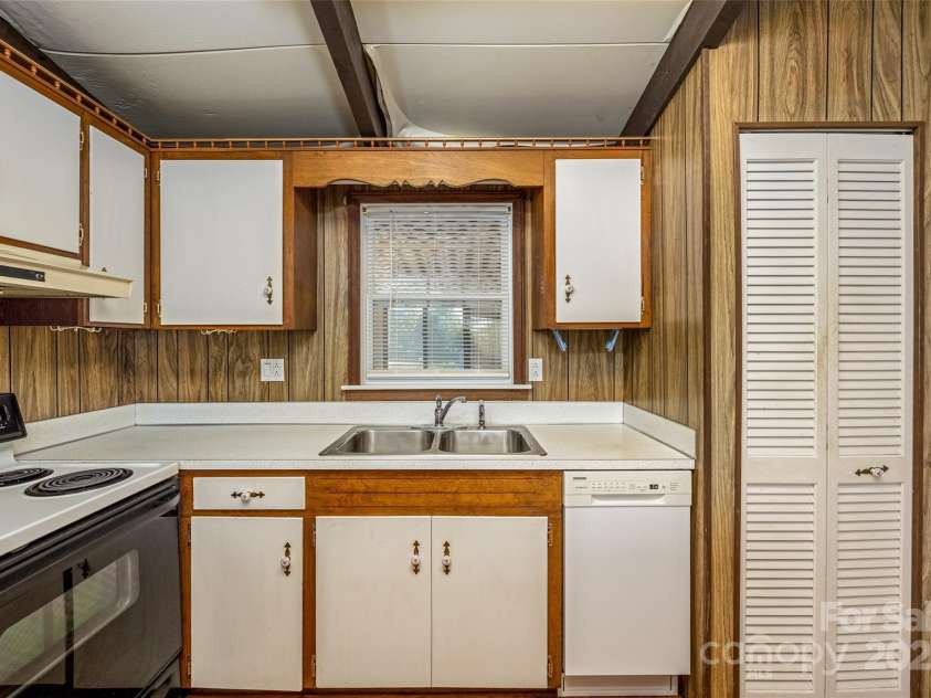 110 Jenkins Farm Lane, Mooresville, NC 28115.  MLS# CAR4316175, YatesRealty ID 252. Kitchen