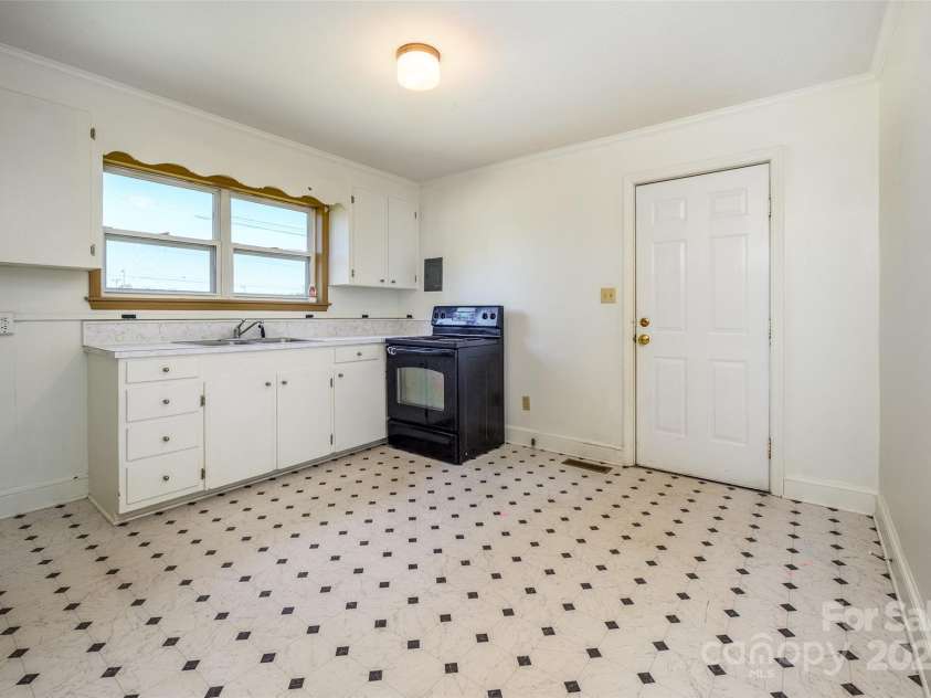 110 Jenkins Farm Lane, Mooresville, NC 28115.  MLS# CAR4316175, YatesRealty ID 252. Kitchen