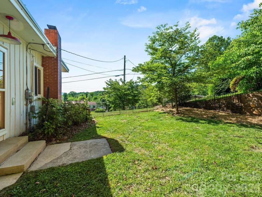 36 Robinwood Avenue, Asheville, NC 28806.  MLS# CAR4381844, YatesRealty ID 25201. 