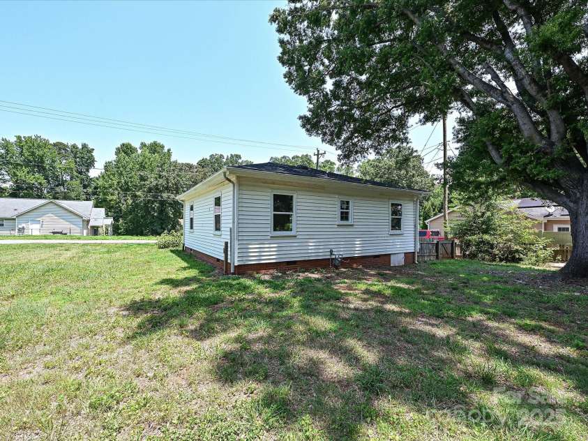 6225 Macon Street, Charlotte, NC 28208.  MLS# CAR4265765, YatesRealty ID 25205. 