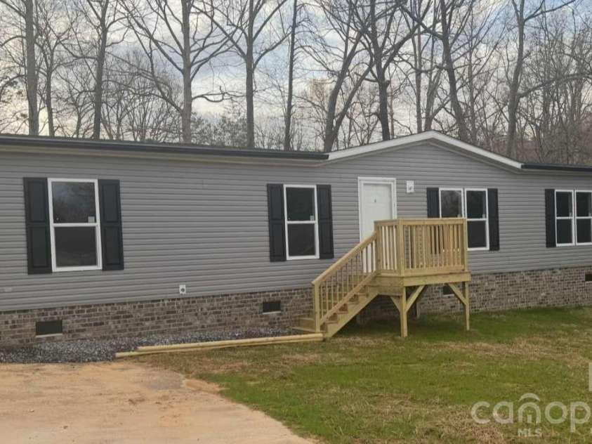 3007 Michelle Drive, Newton, NC 28658.  MLS# CAR4359798, YatesRealty ID 25206. 