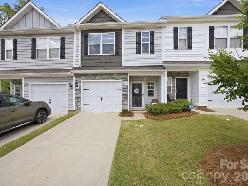 10041 Brittondale Lane, Charlotte, NC 28215.  MLS# CAR4366310, YatesRealty ID 25207. 