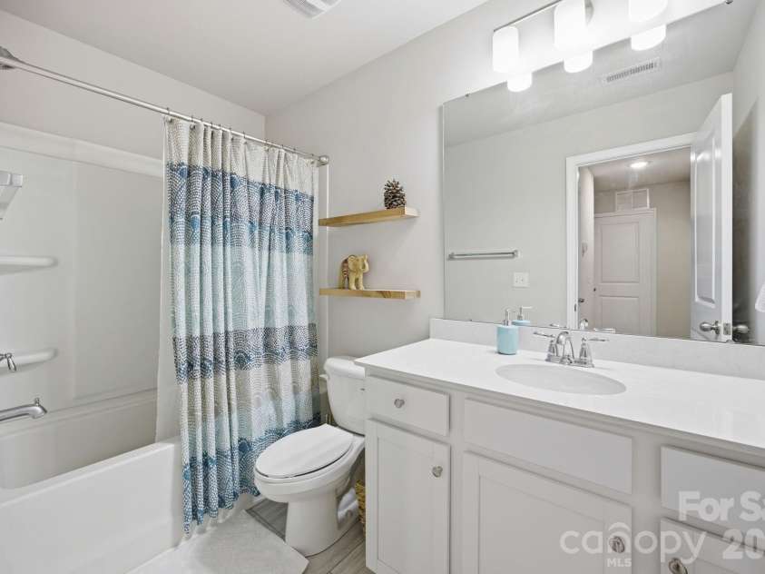 10041 Brittondale Lane, Charlotte, NC 28215.  MLS# CAR4366310, YatesRealty ID 25207. 
