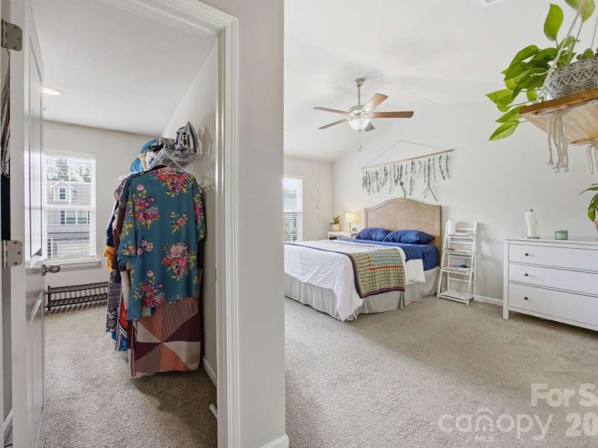 10041 Brittondale Lane, Charlotte, NC 28215.  MLS# CAR4366310, YatesRealty ID 25207. 