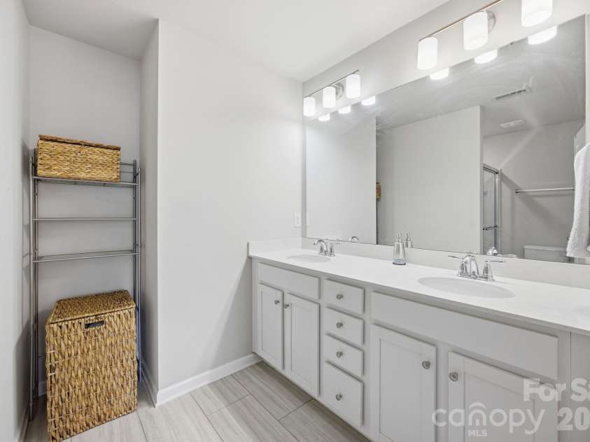 10041 Brittondale Lane, Charlotte, NC 28215.  MLS# CAR4366310, YatesRealty ID 25207. 