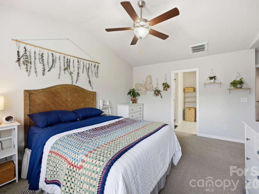 10041 Brittondale Lane, Charlotte, NC 28215.  MLS# CAR4366310, YatesRealty ID 25207. 
