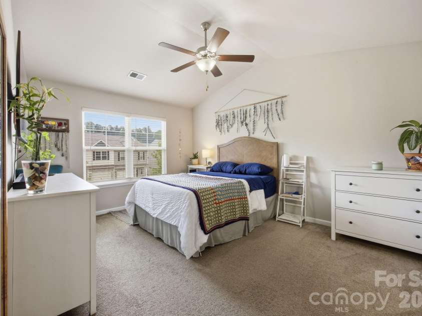 10041 Brittondale Lane, Charlotte, NC 28215.  MLS# CAR4366310, YatesRealty ID 25207. 